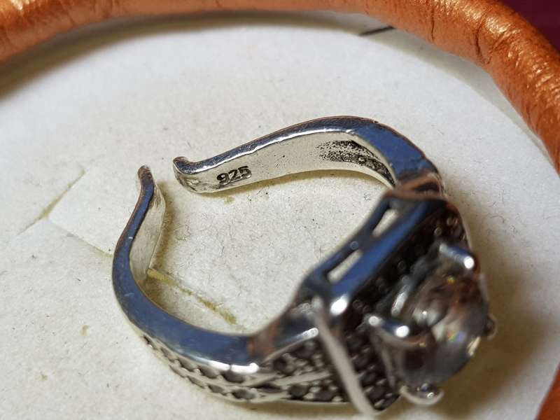 Lovely Genuine Solid Sterling Silver Ring - 2 Stones Missing - [4,6 g]