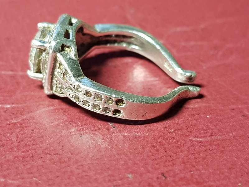 Lovely Genuine Solid Sterling Silver Ring - 2 Stones Missing - [4,6 g]