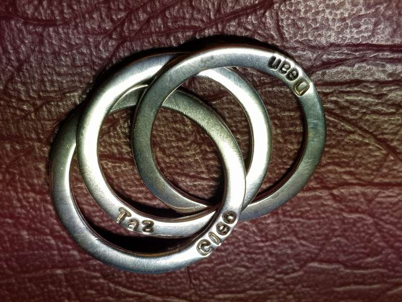 Lovely Genuine Solid Sterling Silver Interlocking Triple Ring in Excellent Condition - [5,9 g]