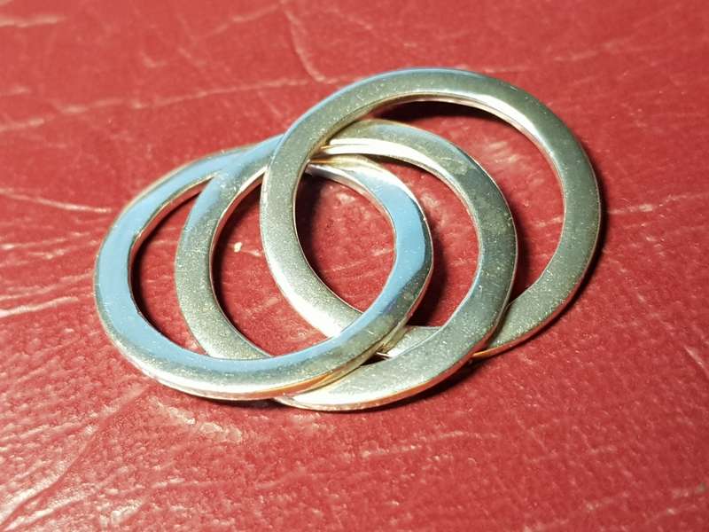 Lovely Genuine Solid Sterling Silver Interlocking Triple Ring in Excellent Condition - [5,9 g]