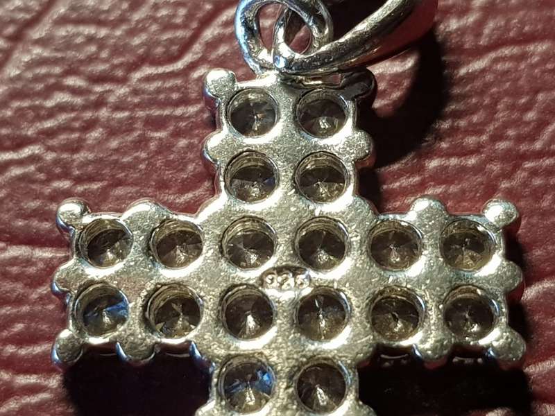 Lovely Genuine Solid Sterling Silver Cross Pendant In Very Good Condition - [5 g]