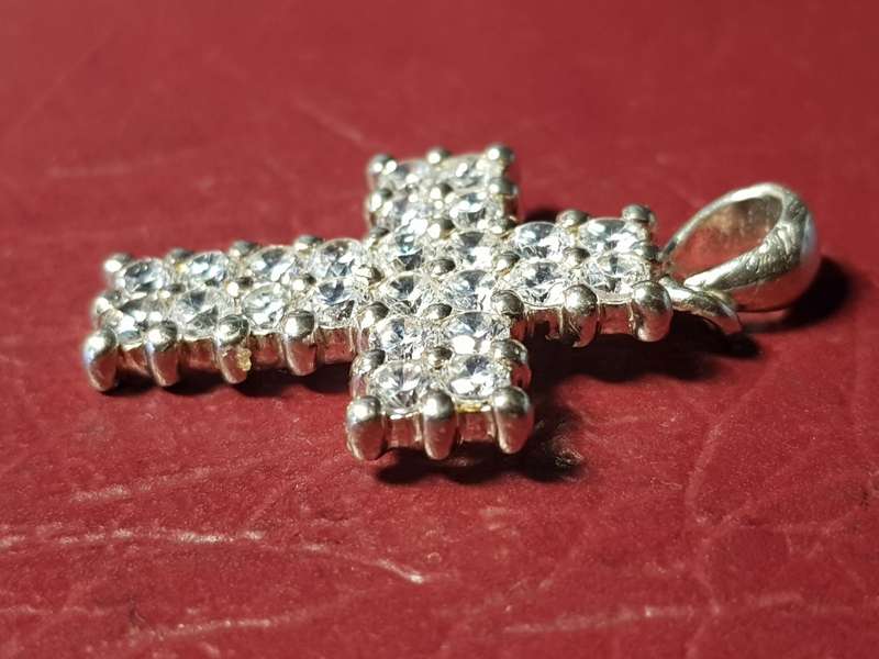Lovely Genuine Solid Sterling Silver Cross Pendant In Very Good Condition - [5 g]