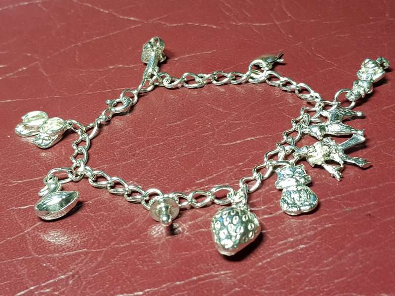 Lovely Genuine Solid Sterling Silver 11 Charm Bracelet - [16 g]