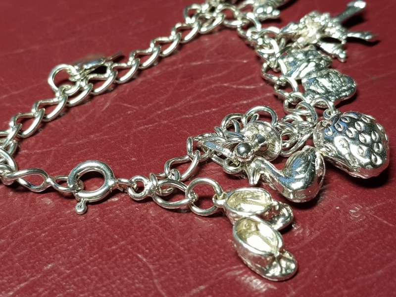 Lovely Genuine Solid Sterling Silver 11 Charm Bracelet - [16 g]