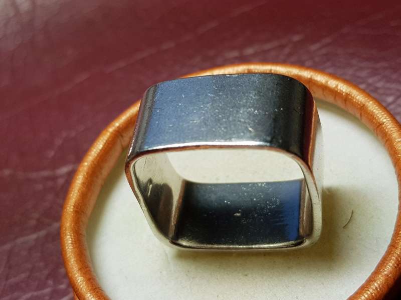 Lovely Large Heavy Solid Sterling Silver Ring In Excellent Condition - [13 g]