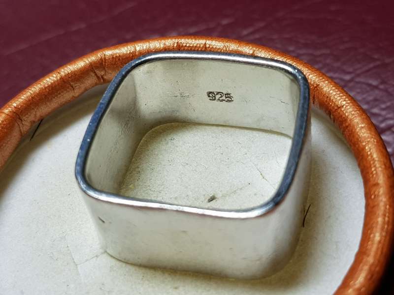 Lovely Large Heavy Solid Sterling Silver Ring In Excellent Condition - [13 g]