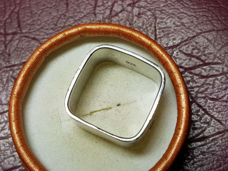 Lovely Large Heavy Solid Sterling Silver Ring In Excellent Condition - [13 g]
