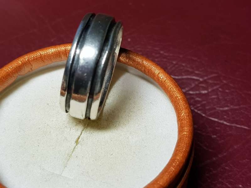 Lovely Large Solid Sterling Silver Ring In Excellent Condition - [9 g]