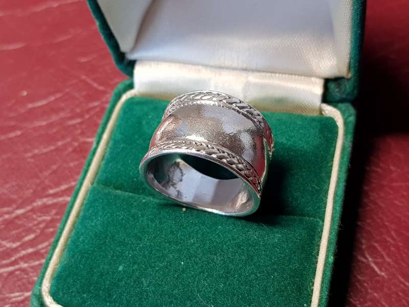 Lovely Genuine Solid Sterling Silver Ring In Very Good Condition - [6,9 g]