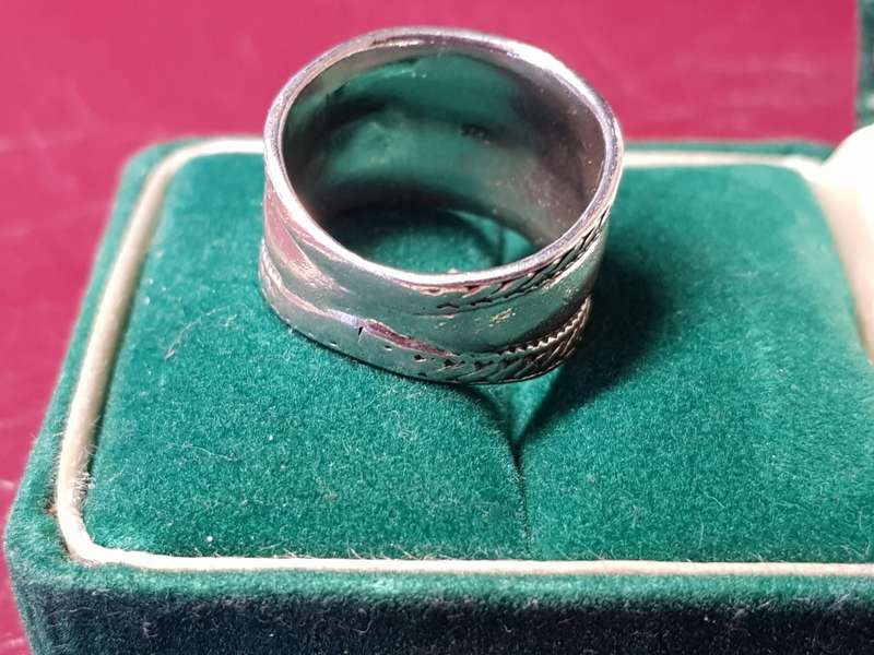 Lovely Genuine Solid Sterling Silver Ring In Very Good Condition - [6,9 g]