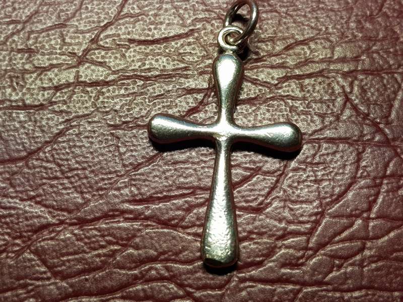 Lovely Genuine Solid Sterling Silver Cross Pendant In Very Good Condition - [4 g and 30 mm x 22 mm]