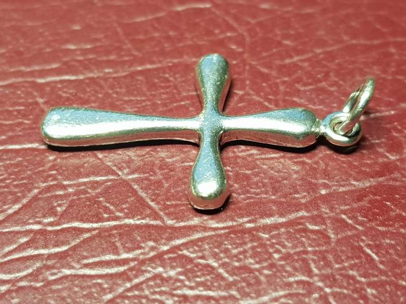 Lovely Genuine Solid Sterling Silver Cross Pendant In Very Good Condition - [4 g and 30 mm x 22 mm]