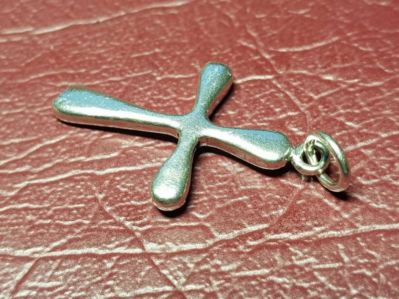 Lovely Genuine Solid Sterling Silver Cross Pendant In Very Good Condition - [4 g and 30 mm x 22 mm]