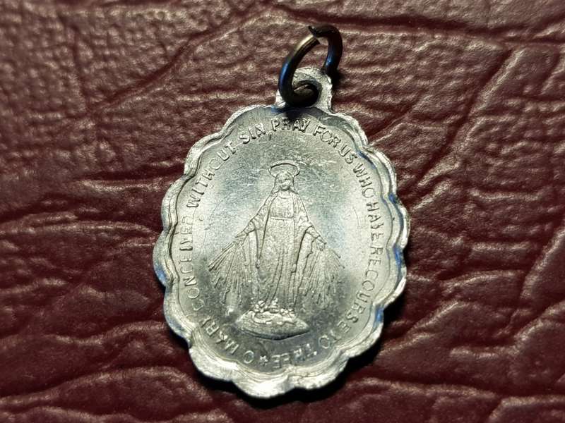 St Mary Pendant/Charm - Not Metal - [Diameter 17 mm]