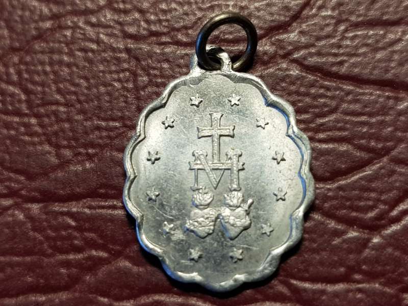 St Mary Pendant/Charm - Not Metal - [Diameter 17 mm]