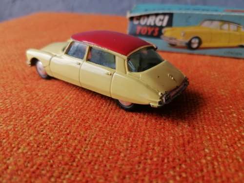 CORGI TOYS CITROËN DS19 WITH BOX IN GOOD OVERALL CONDITION