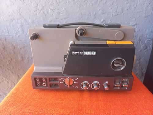 VINTAGE PROJECTORS IN GOOD COMPLETE CONDITION (bid per projector to take all