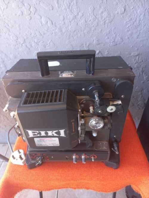 VINTAGE PROJECTORS IN GOOD COMPLETE CONDITION (bid per projector to take all