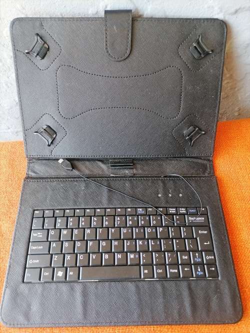 MOBICEL 10.1INCH TABLET KEYBOARD IN GOOD CONDITION
