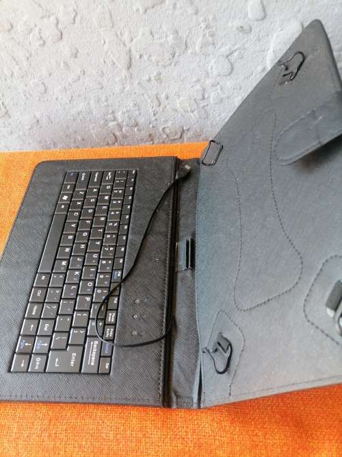 MOBICEL 10.1INCH TABLET KEYBOARD IN GOOD CONDITION