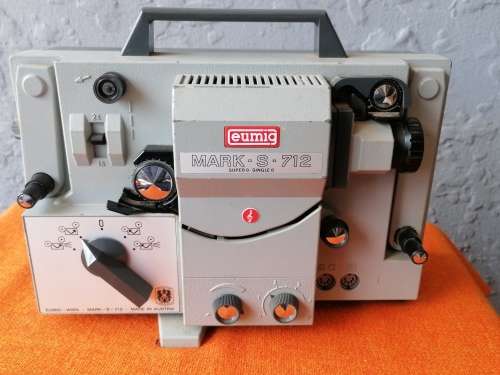 VINTAGE PROJECTORS IN GOOD COMPLETE CONDITION (bid per projector to take all