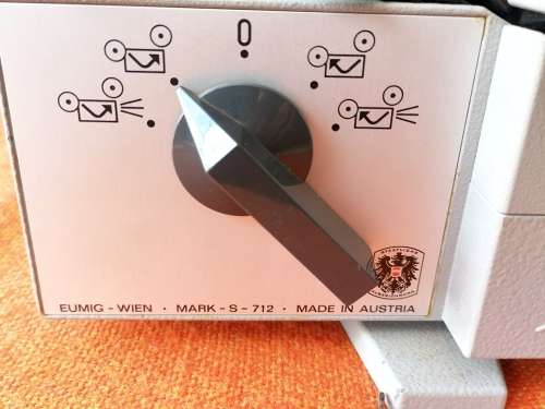 VINTAGE PROJECTORS IN GOOD COMPLETE CONDITION (bid per projector to take all