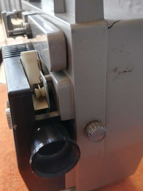 VINTAGE PROJECTORS IN GOOD COMPLETE CONDITION (bid per projector to take all