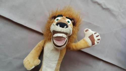 WOW!! AN AWESOME 28CM RUSS ALEX THE LION STUFFED TOY FROM THE MADAGASCAR MOVIE!!