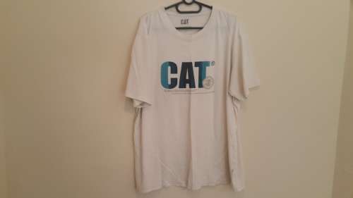 AN AWESOME WHITE MENS CAT T-SHIRT!!!!! SIZE XL!!!