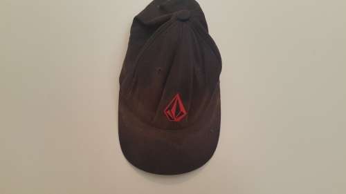 AWESOME VOLCOM BLACK AND RED CAP!!!