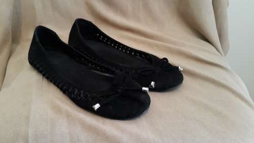 AN EXQUISITE PAIR OF BEAUTIFUL BLACK FLAT PUMPS!!!! SIZE 8!!!
