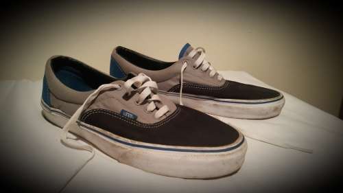 VANS!! AN AWESOME PAIR OF LIKE NEW BLUE, BLACK AND GRAY VANS!!!! MENS SIZE US 11!!