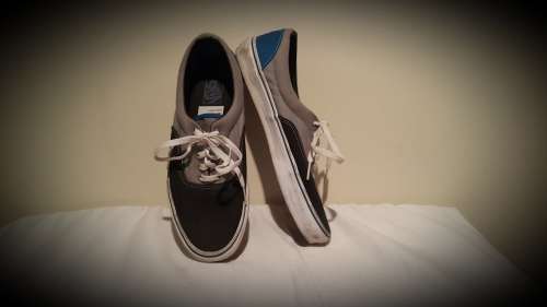 VANS!! AN AWESOME PAIR OF LIKE NEW BLUE, BLACK AND GRAY VANS!!!! MENS SIZE US 11!!