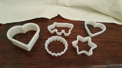 AWESOME WHITE PLASTIC SET OF COOKIE CUTTERS!!!