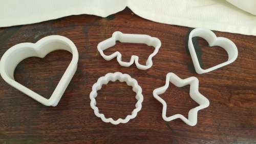AWESOME WHITE PLASTIC SET OF COOKIE CUTTERS!!!