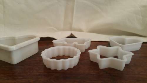 AWESOME WHITE PLASTIC SET OF COOKIE CUTTERS!!!