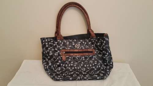 WOW!! A STUNNING GO BLUE AND BLACK GORGEOUS LADIES HANDBAG! MATCHES WITH ANYTHING! SMART OR CASUAL!!
