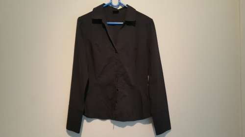 AN EXQUISITE BLACK LADIES BUTTON UP DRESS SHIRT!!! FROM EDGARS!!