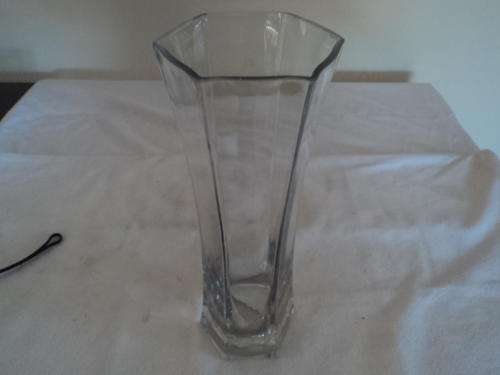 BEAUTIFUL GLASS VASE!!!!!!!!!!! PERFECT FOR A SPECIAL BUNCH OF FLOWERS!!!!!!!!