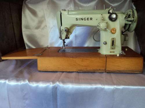 STUNNING ANTIQUE/VINTAGE?! SINGER SEWING MACHINE WITH WOODEN COVER CASE! MADE IN GREAT BRITAIN!!!