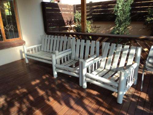 AWESOME 3 PIECE PAINTED WOODEN LOG PATIO SET!!!!! 1X 2 SEATER 2 X 1 SEATERS!!!!!!