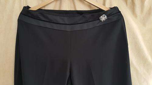STUNNING BLACK LADIES PANTS!!! BRAND NEW FROM MILADYS!!! NEVER BEEN WORN. STILL HAS TAG ON!!!!