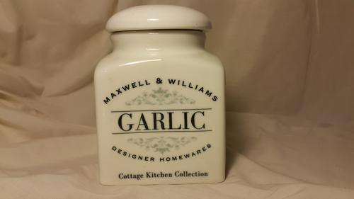 MAXWELL & WILLIAMS DESIGNER HOMEWARE!! COTTAGE KITCHEN COLLECTION GARLIC CONTAINER!!!! STUNNING!!!