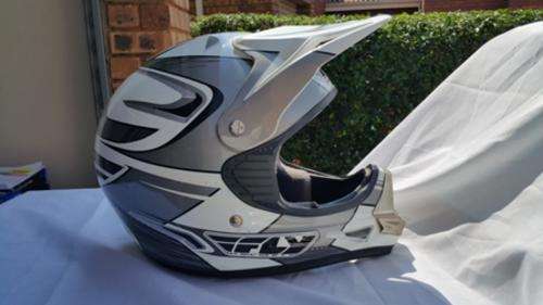 A FANTASTIC FLY RACING GRAY AND WHITE MOTORCROSS HELMET!!!!! SIZE LARGE / 60CM!!!!