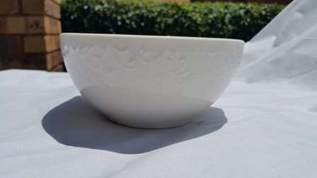 A BEAUTIFUL WHITE ROUND BOWL!!!!!!