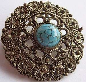 A DETAILED BROOCH / PENDANT SET WITH A GLASS FAUX TURQUOISE