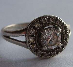 A STERLING SILVER RING SET WITH FACETED CUBIC ZIRCONIA