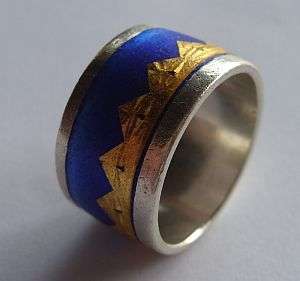 AN UNUSUAL STERLING SILVER AND 22CT GOLD RING