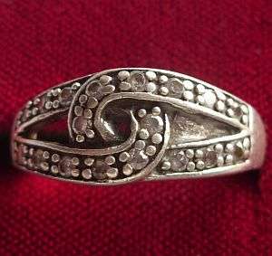 A STERLING SILVER RING SET WITH FACETED CUBIC ZIRCONIA
