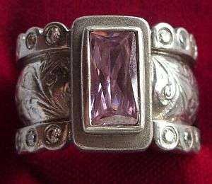 A HEAVY STUNNING STERLING SILVER RING WITH FACETED STONES